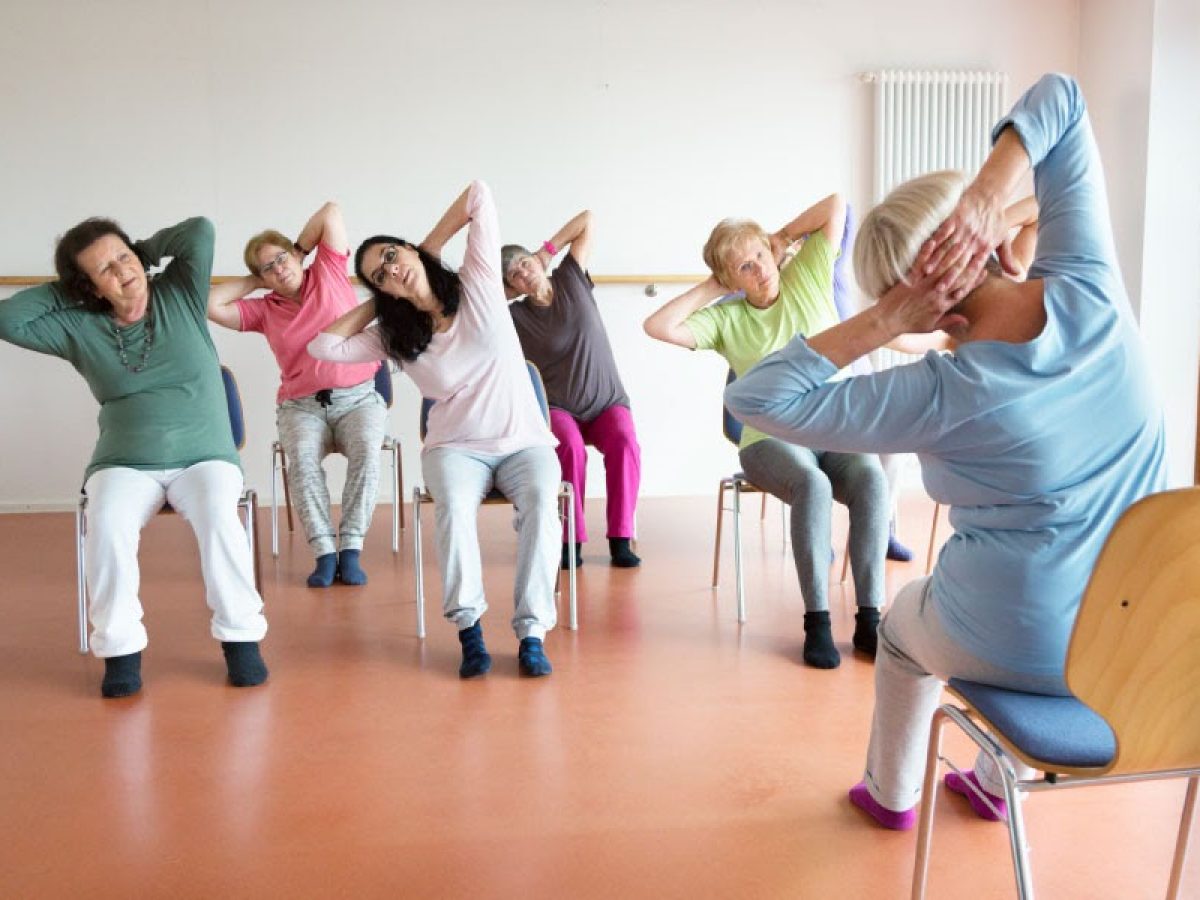 Рассчитывать на занятия. Занятия ЛФК. ЛФК для пожилых. Оздоровительная физкультура для пожилых. Chair Yoga for Seniors.