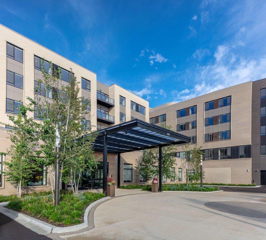 The sheridan at oak brook front entrance and driveway