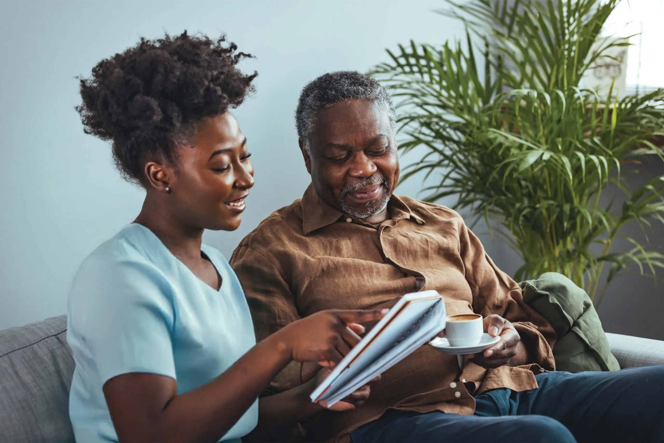 assisted-living-daughter-father-reading-scaled